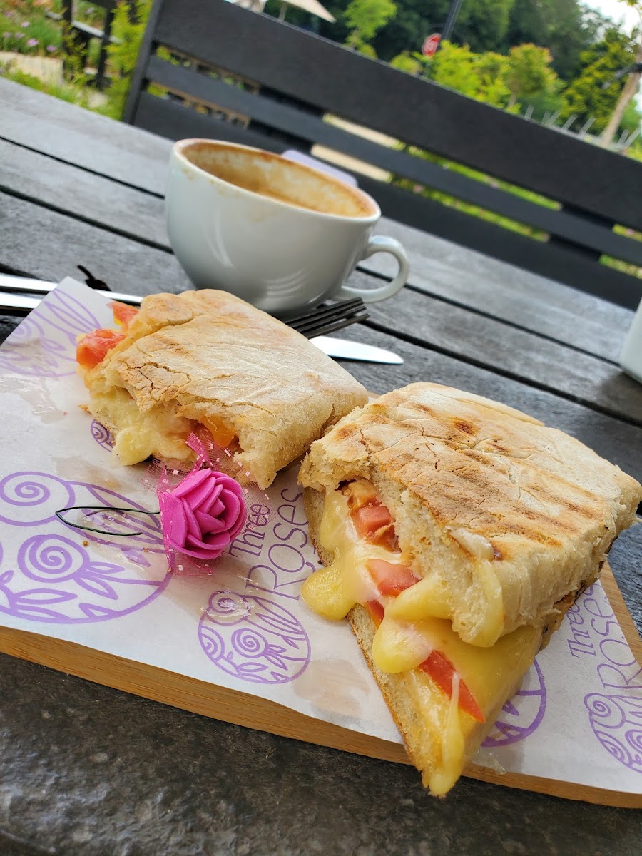 Three Roses Café - Photo 4