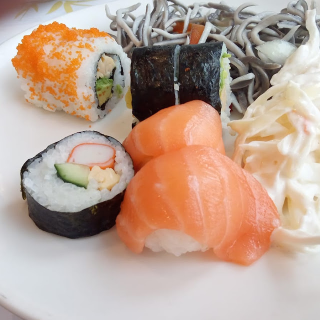 Sushi Variado Piezas Y Ensalada