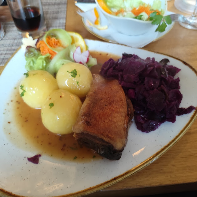 Gänsebrust Mit Rotkohl Und Klöße