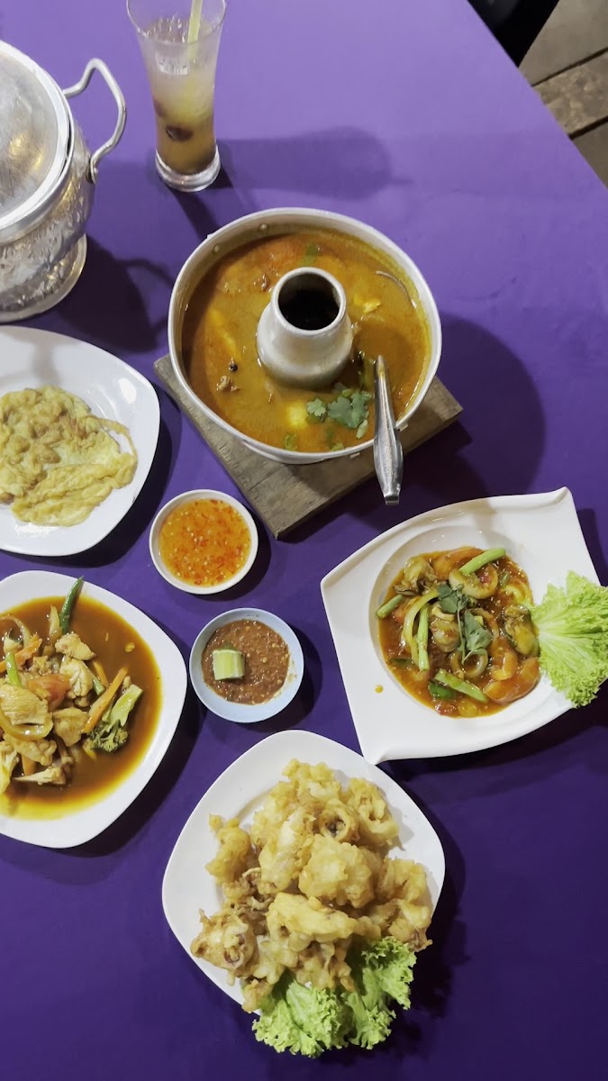 Restoran Terapung Teluk Bayu - Photo 1