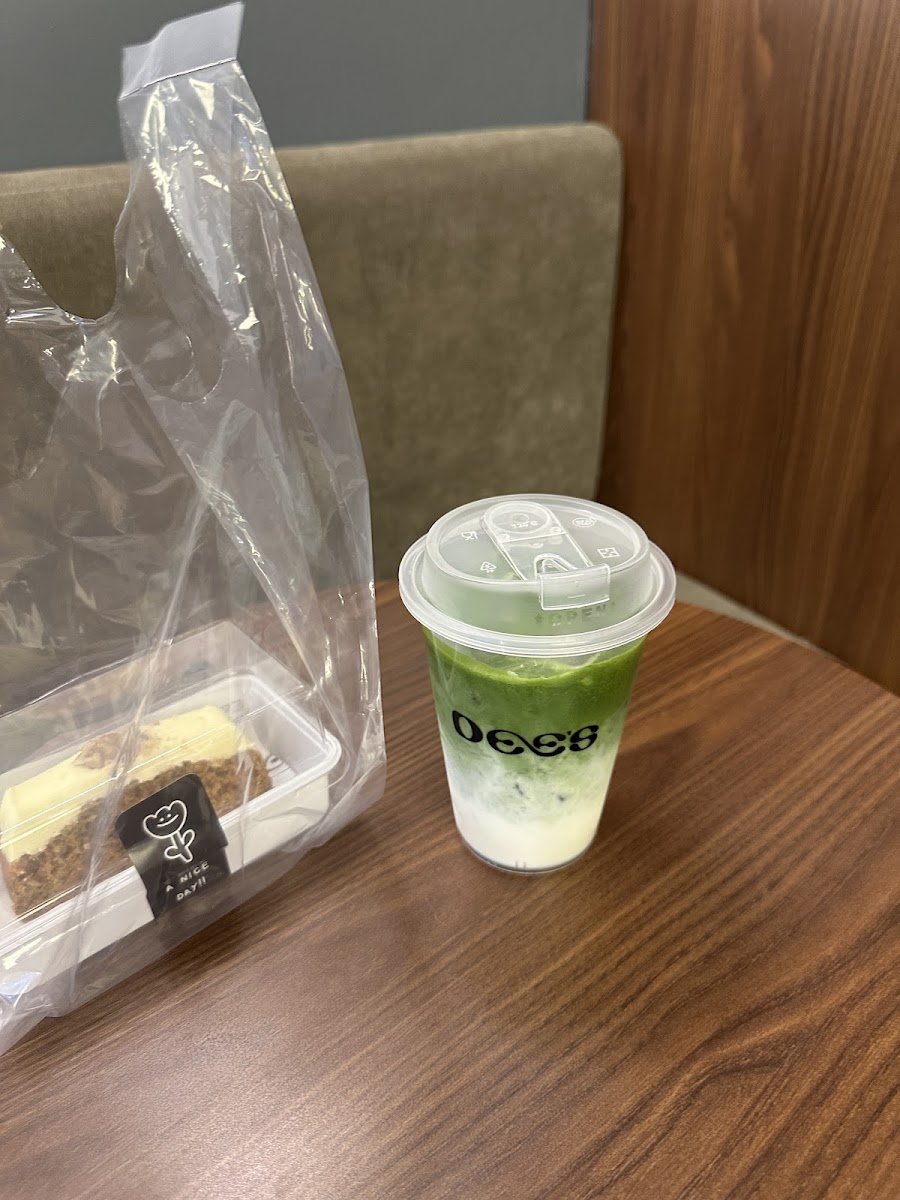 Dee's Coffee and Eatery - Photo 4
