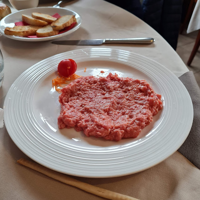 Tartare Tagliata A Coltello E Preparata Al Tavolo