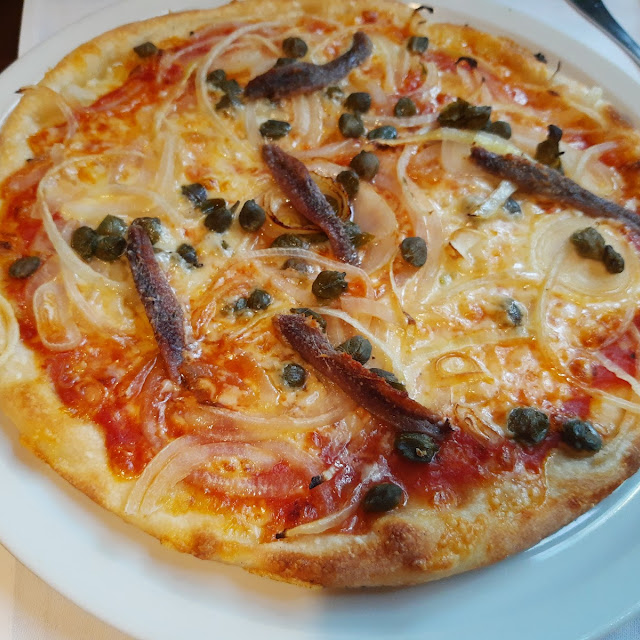 Pizza Mit Zwiebeln Und Sardellen