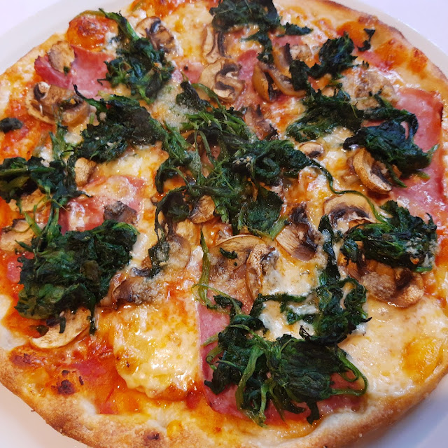 Pizza Mit Schinken Spinat Und Knoblauch