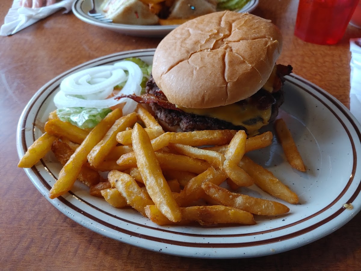 Savannah Family Restaurant - Photo 2
