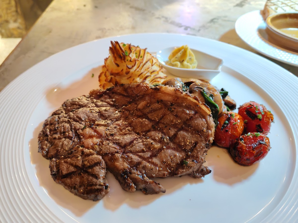 Grill Bar Steakhouse - Photo 3