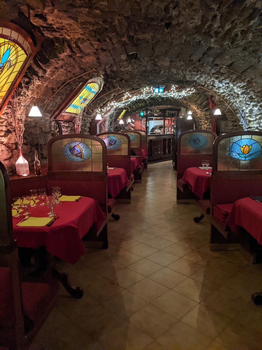 Le Caveau