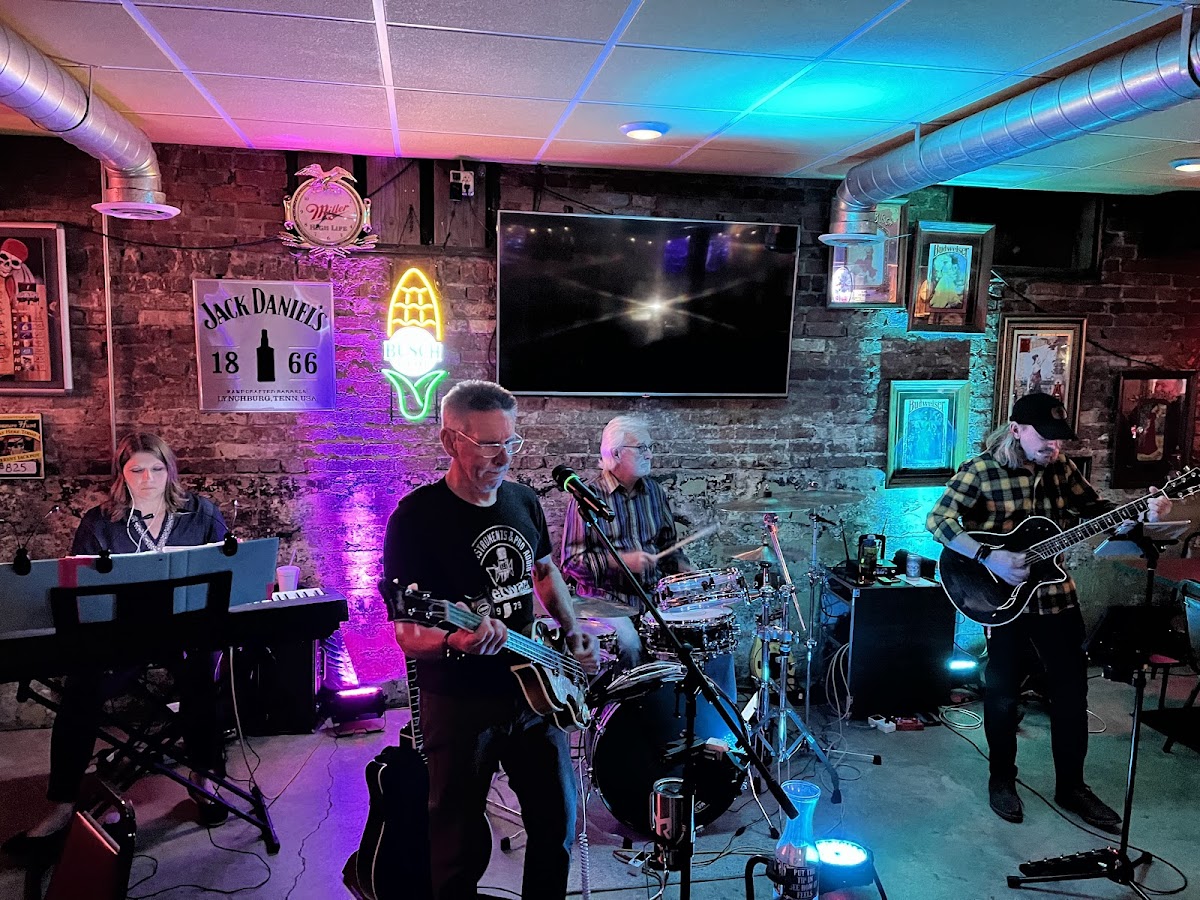 Lakeview Tavern - Photo 2