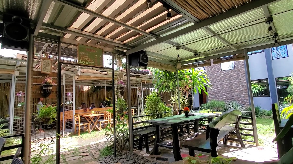 Mich's Garden Cafe And Restaurant - Photo 1