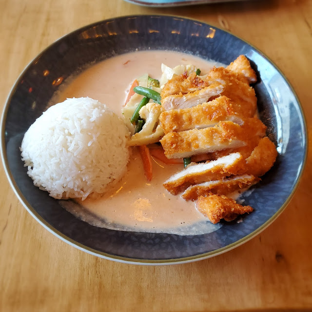 Erdnusssoße Mit Kokosmilch Gemüse Reis Und Knuspriges Hähnchen
