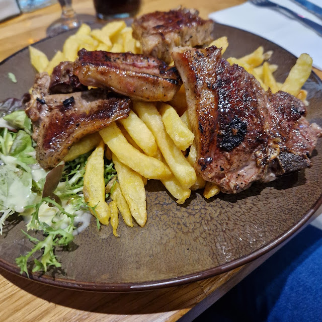 Agnello Patate Fritte E Insalata