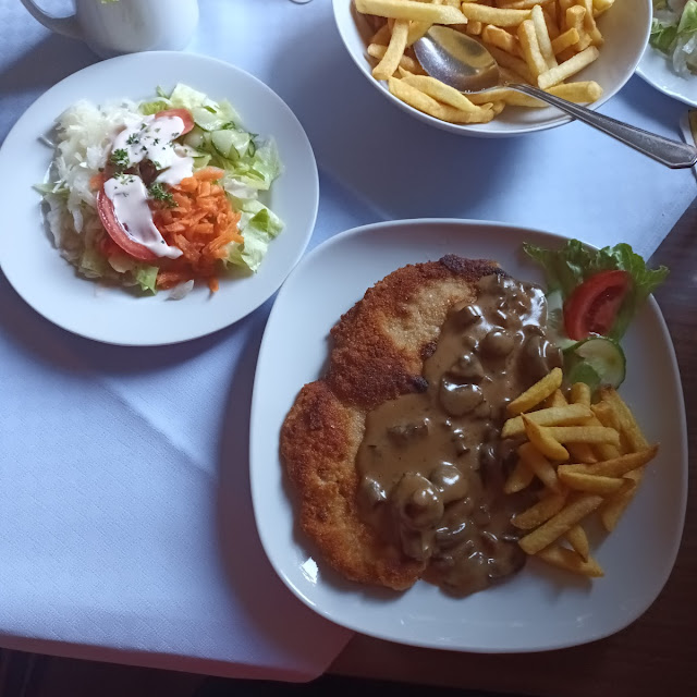 Jägerschnitzel Mit Pommes Und Salat