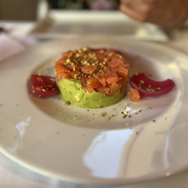 Tartare Di Salmone Su Letto Di Bufala Profumata all'arancia