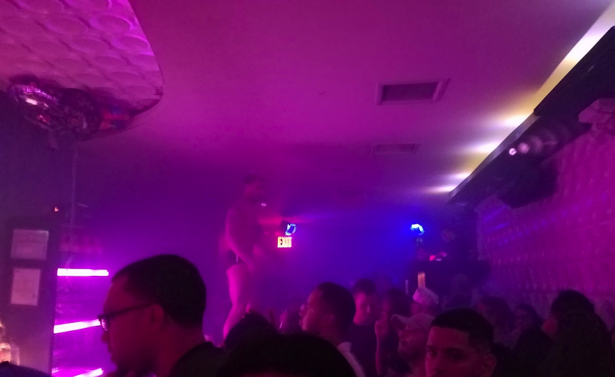 Friend's Tavern - Photo 1