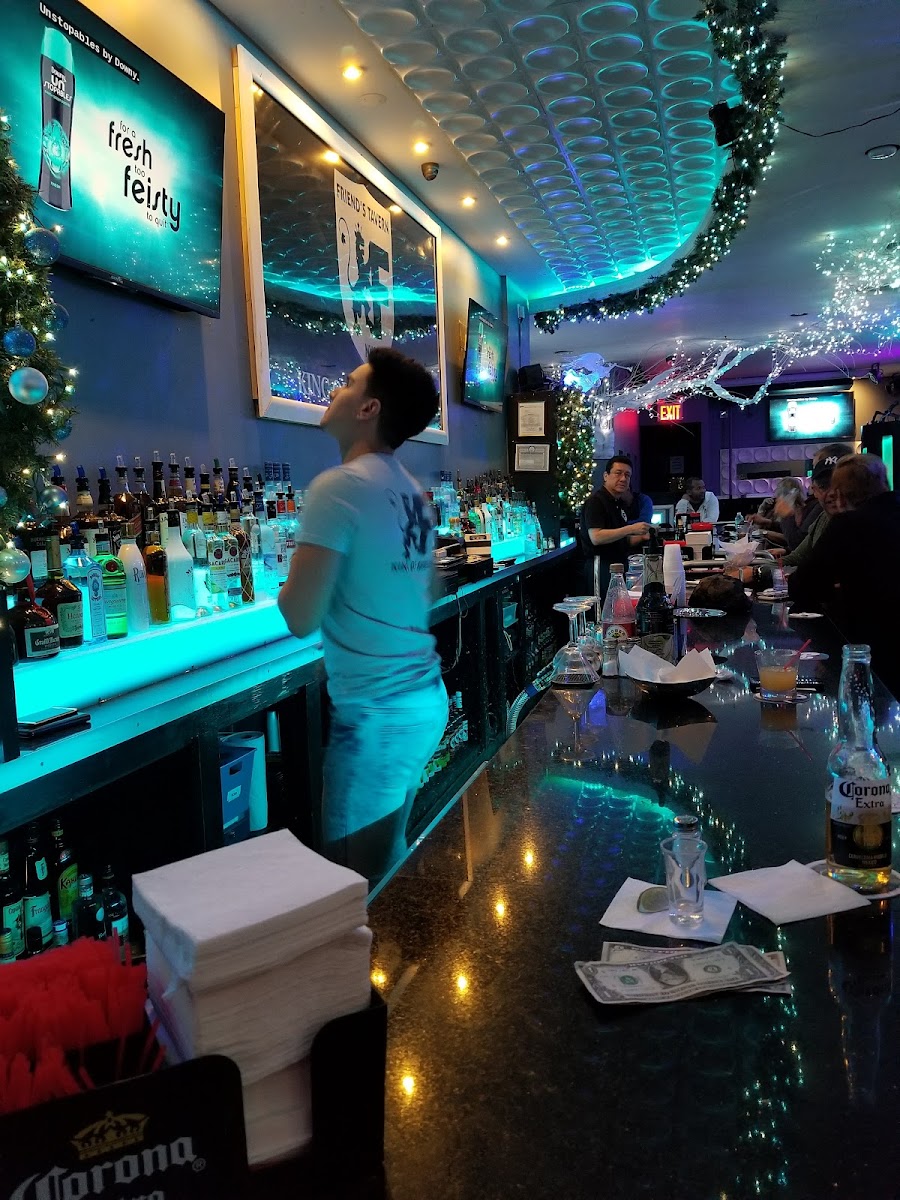 Friend's Tavern - Photo 3