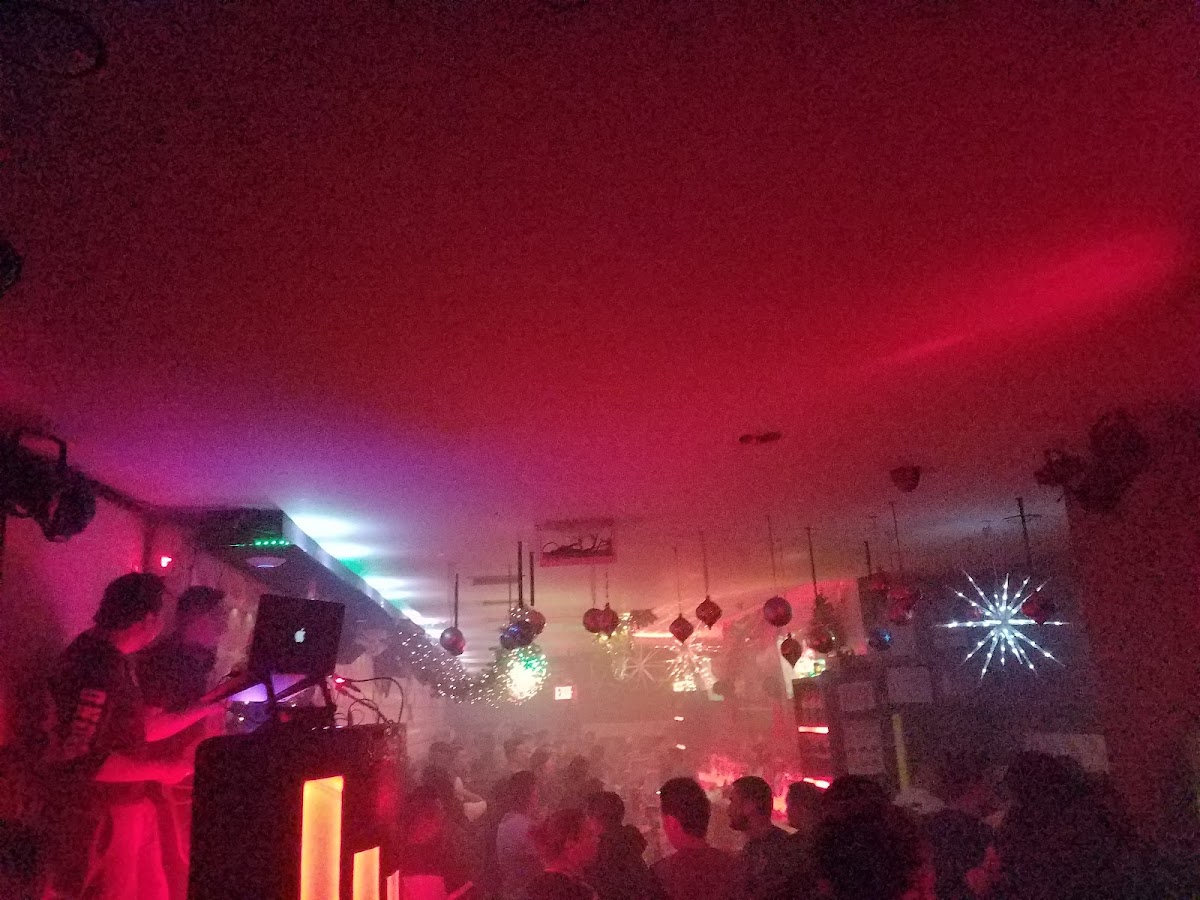 Friend's Tavern - Photo 5
