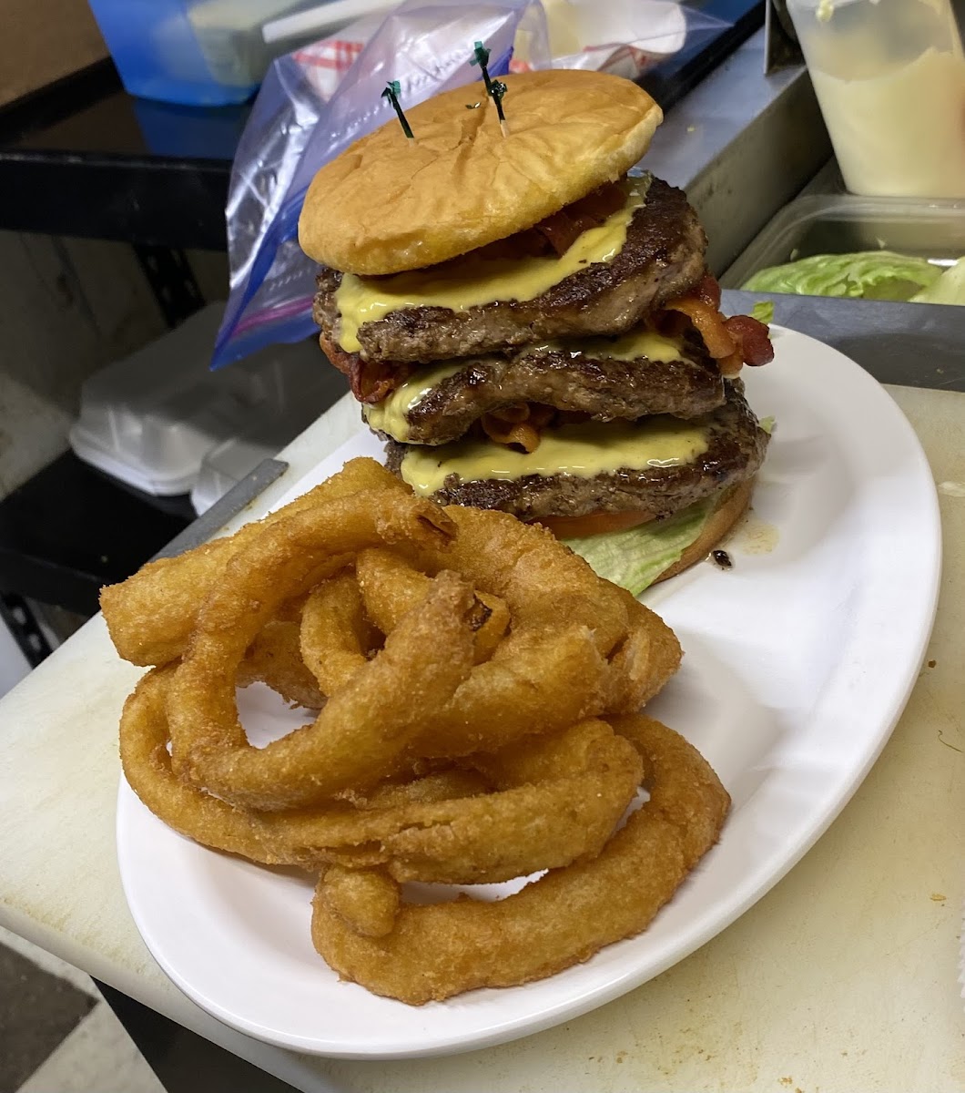 DJ’s Diner - Photo 2