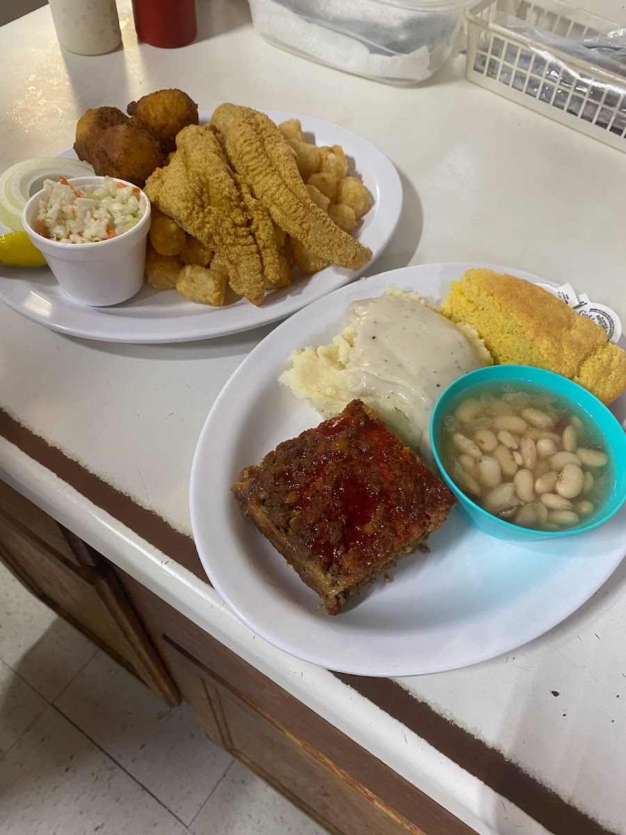 DJ’s Diner - Photo 5