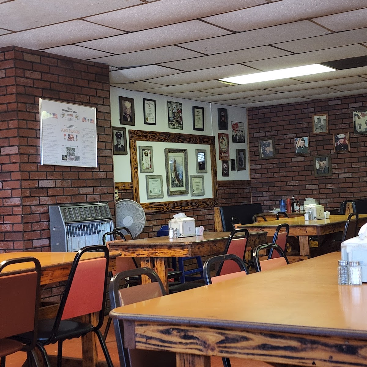 DJ’s Diner - Photo 6