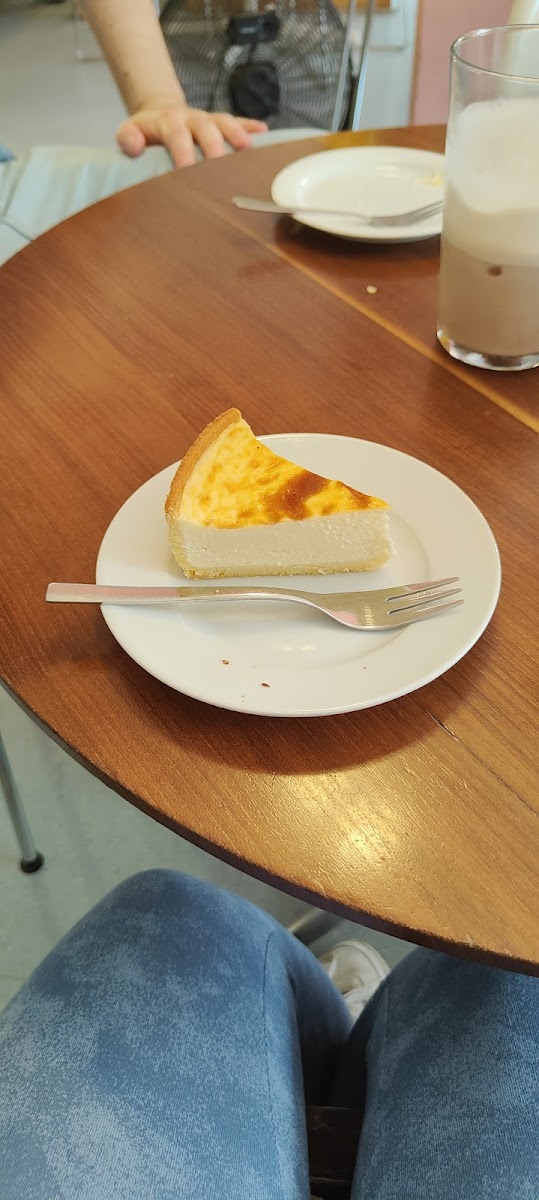 Sedan Cafe - Photo 8
