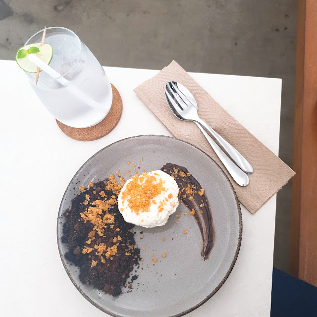 Brownies Crumble with Ice Cream