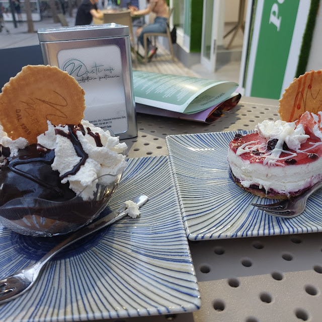 Profiteroles Con Nata Y Cheesecake de Frutos Rojos