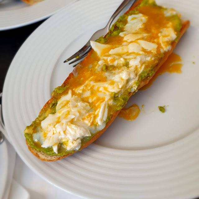 Tostada Aguacate Y Huevo Poché