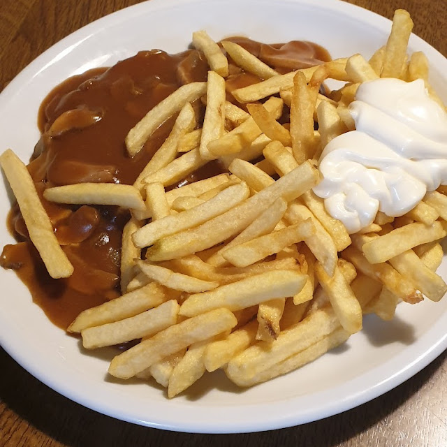 Pommes Mit Majo Und Jägerschnitzel