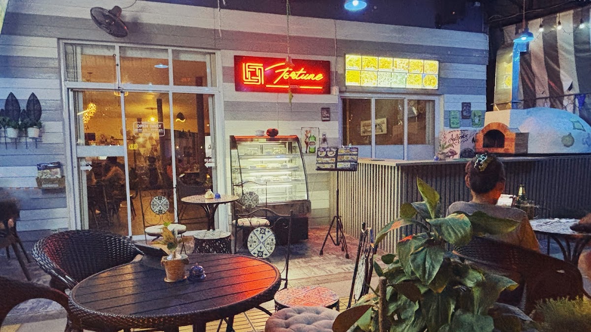 305 Bar & Restaurant