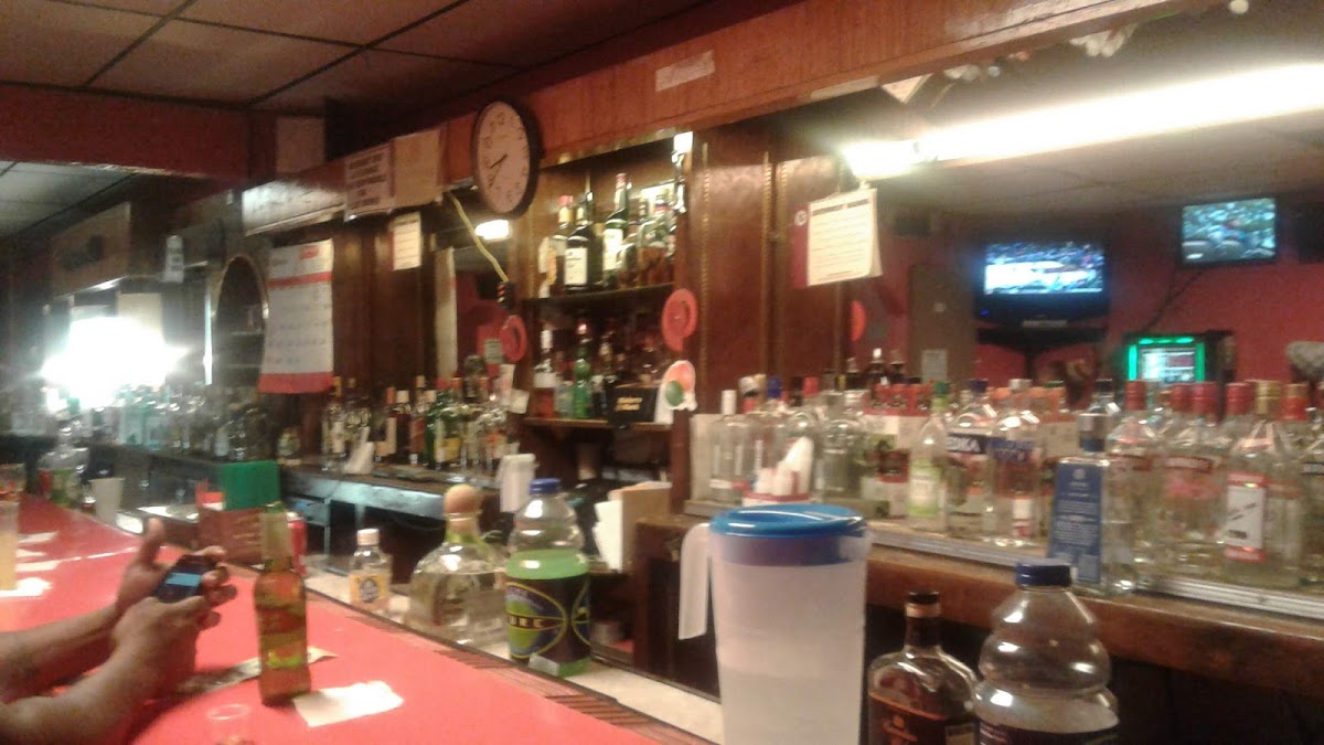 J & R's Lounge - Photo 4