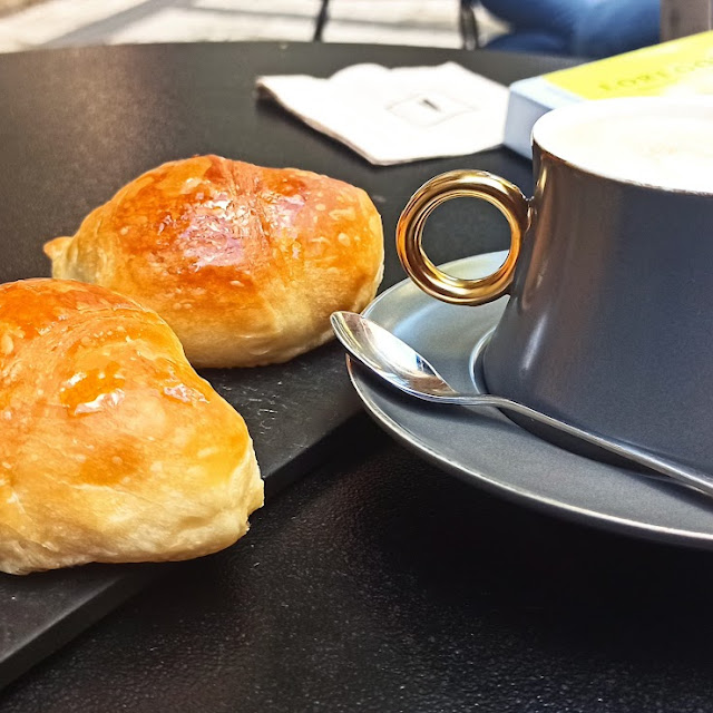 Media Lunas Y Café Con Leche