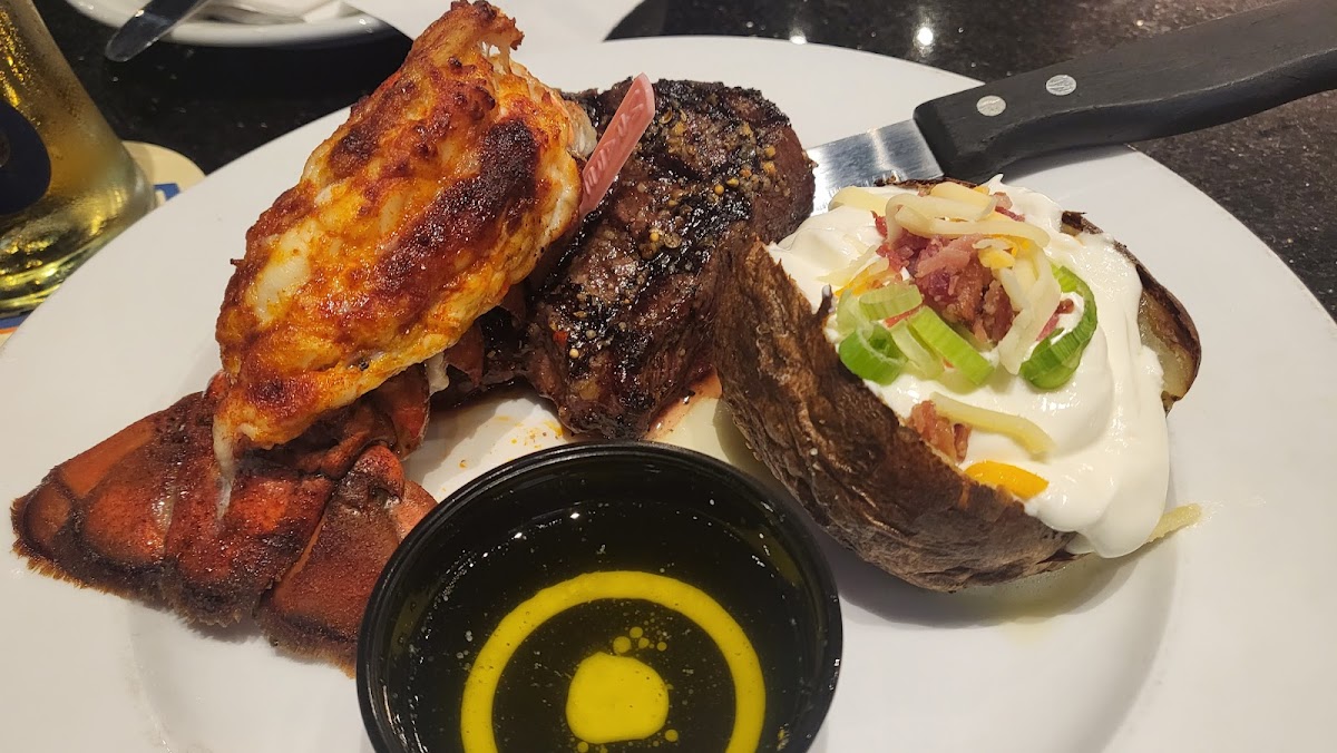 Chuck's Roadhouse Bar & Grill - Photo 8