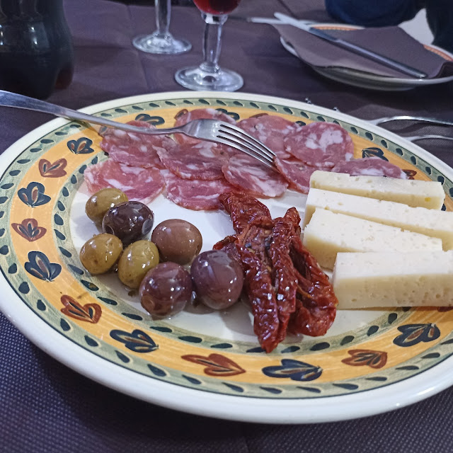 Antipasto Salame Olive E Asiago
