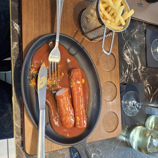 Currywurst Pommes