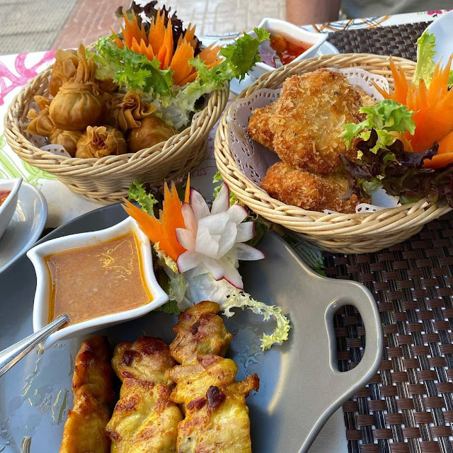 Brochetas de Pollo Com Salsa de Cacahuete