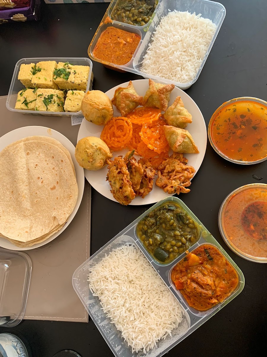 Roops Vegetarian Sweets and Snacks - Photo 3
