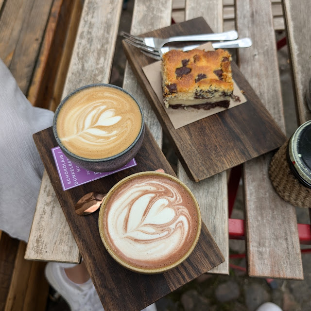 Cappuccino Schokoladig Mit Hafermilch Und Americano Plus Zupfkuchen