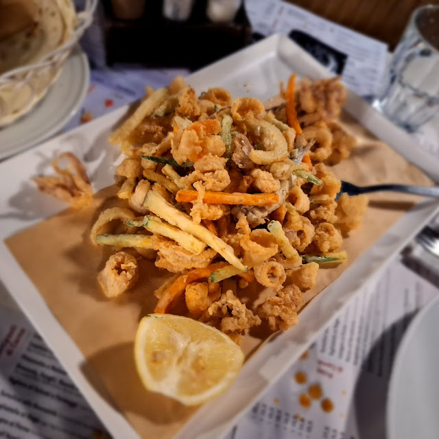 Fritto Misto Di Pesce Con Verdure Pastellate