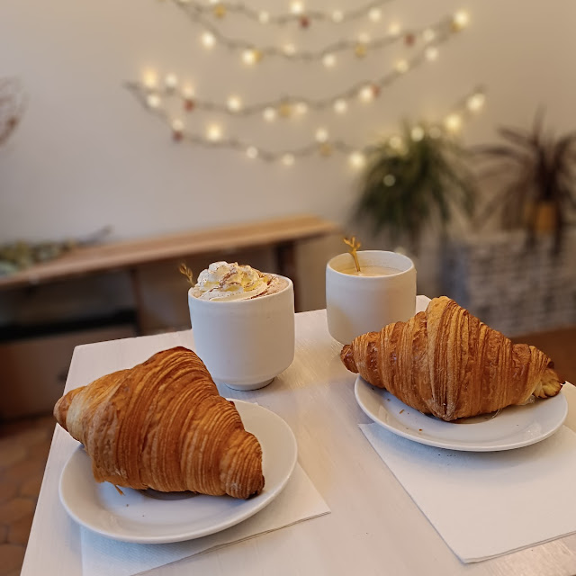 Croissant Y Chocolate Caliente