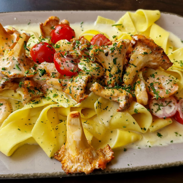 Bandnudeln Mit Pilzen Garnelen Und Tomaten