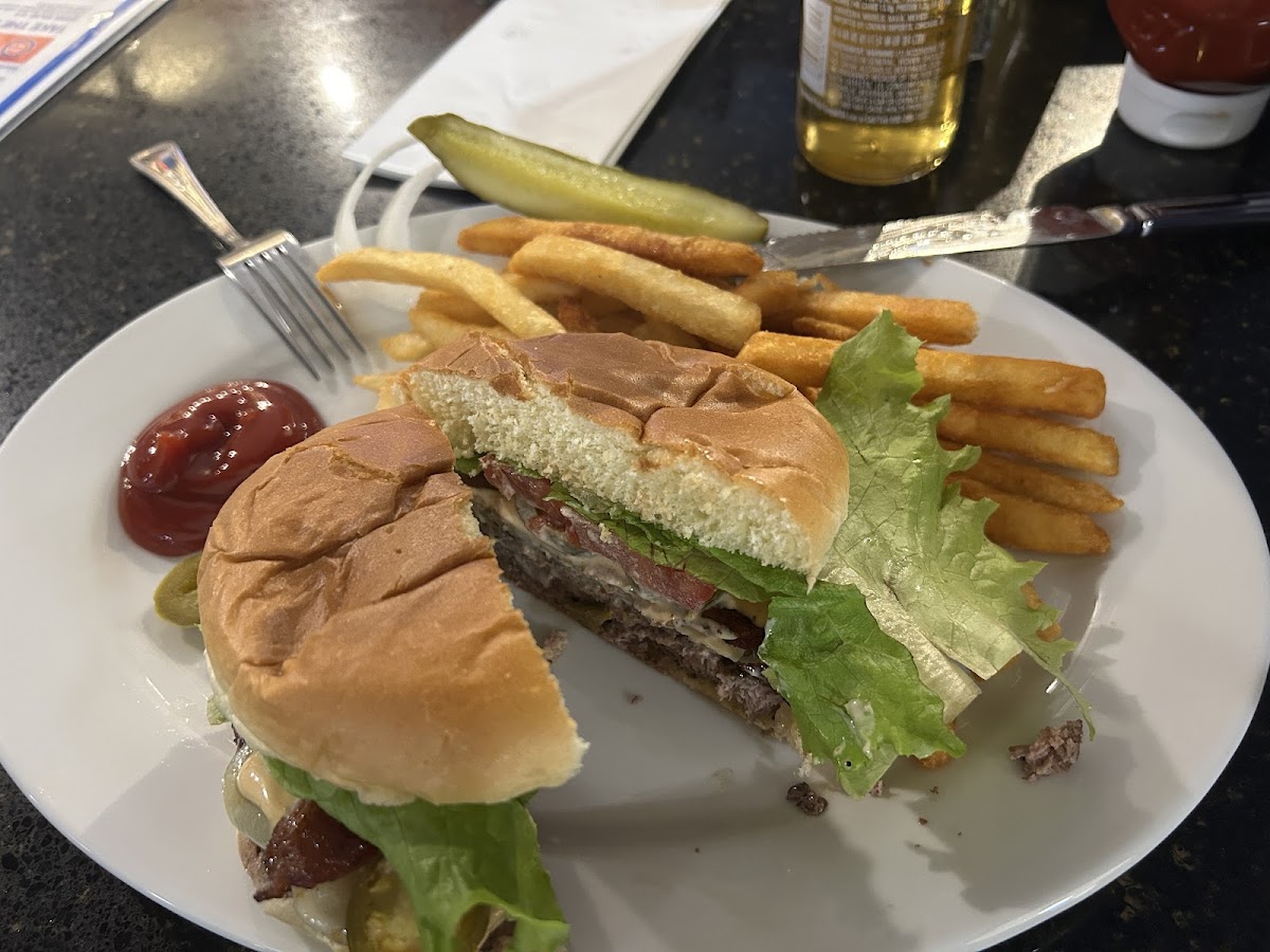 Cubs Bar & Grill - Photo 4