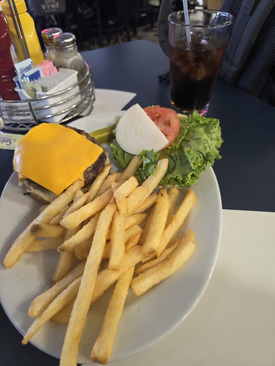 Cubs Bar & Grill - Photo 8