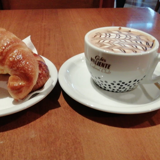 Café Con Leche Y Croasanes