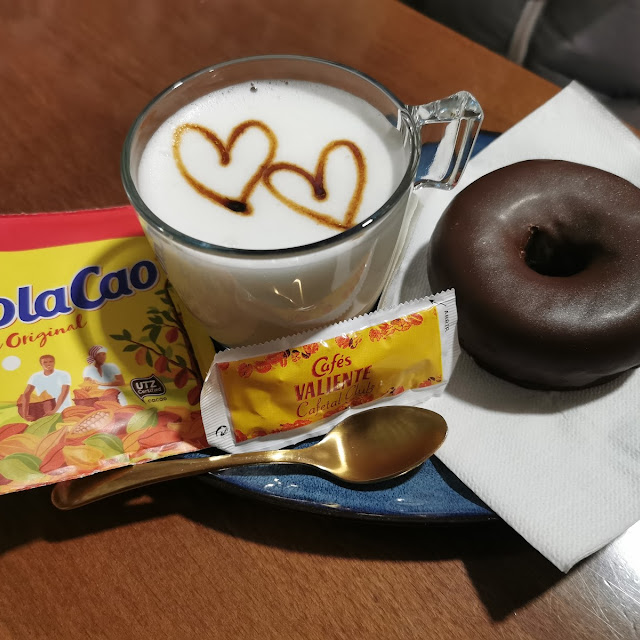 Café Con Leche Y Donuts de Chocolate