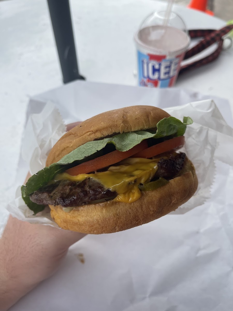 Island Subs & Burgers - Photo 9