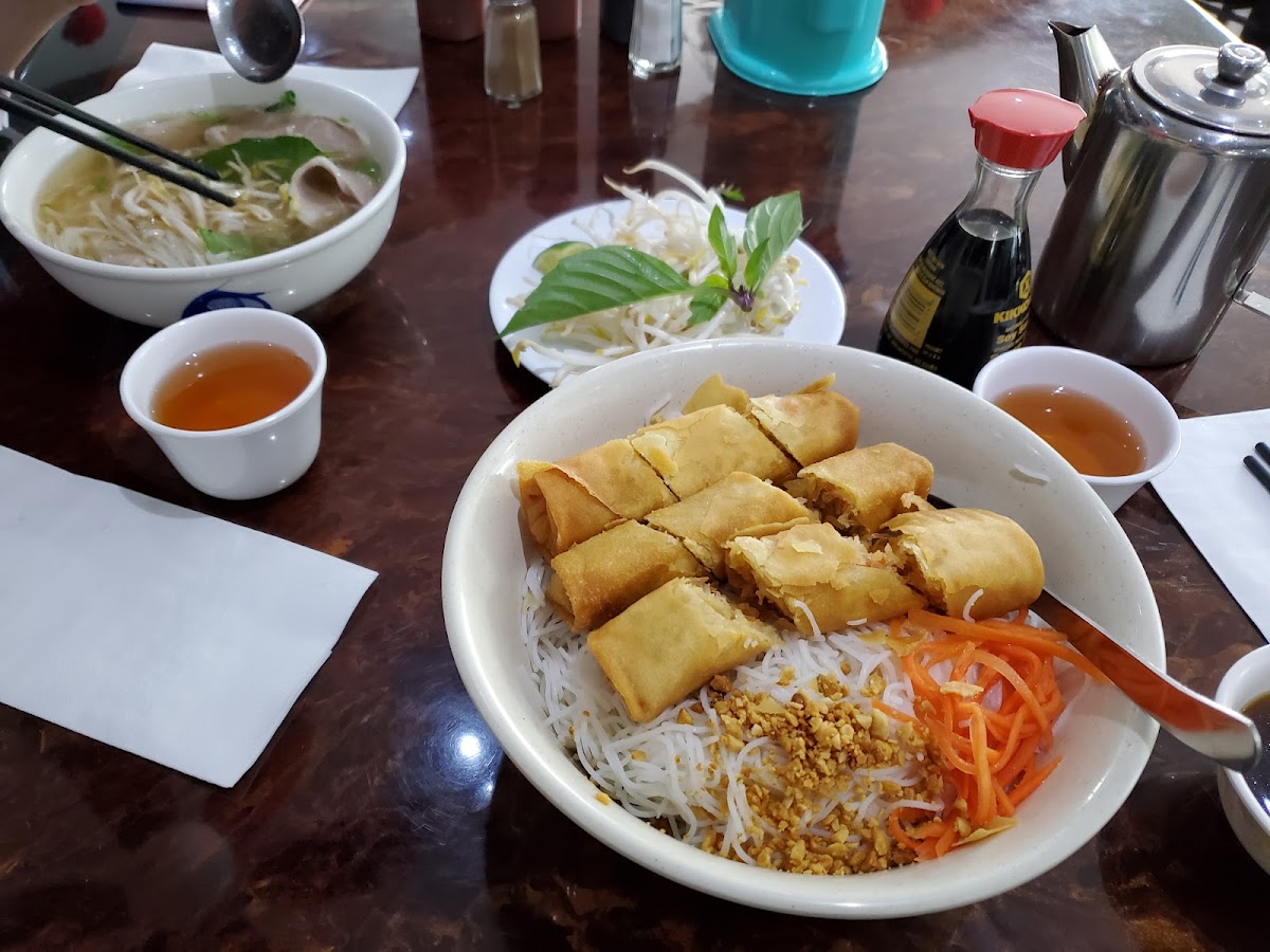 Huong's Vietnamese Bistro - Photo 1