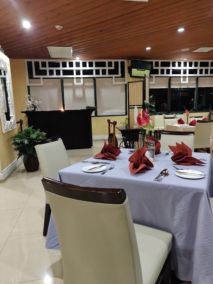 Melting Pot Restaurant & Lounge