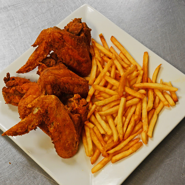 Jumbo Wings w Fries