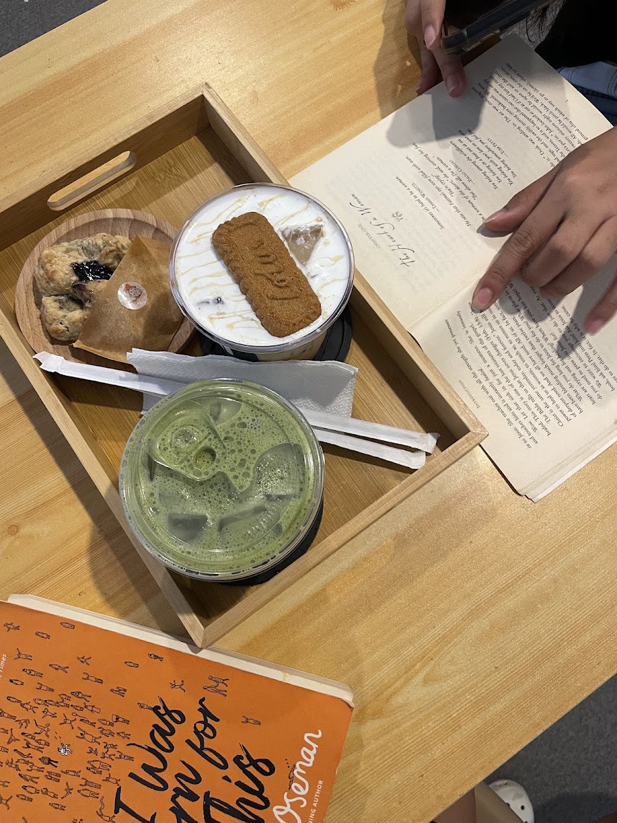 Utopia Books & Coffee - Photo 4