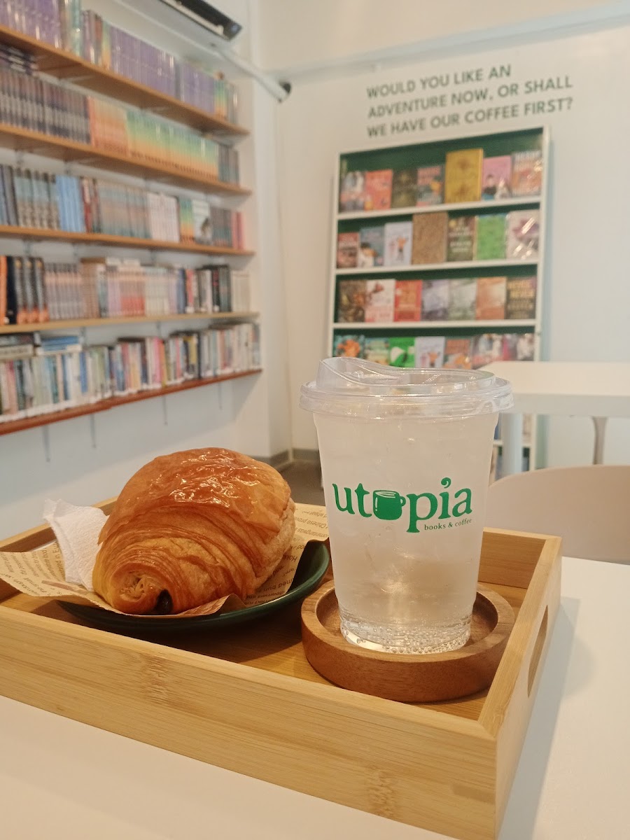 Utopia Books & Coffee - Photo 6